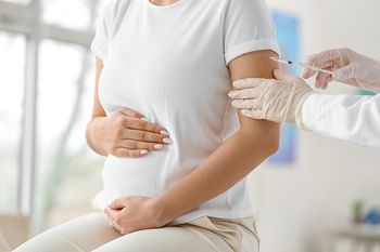 Schwangere junge Frau wird geimpft