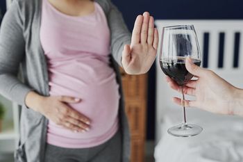Schwangere lehnt angebotenen Rotwein ab