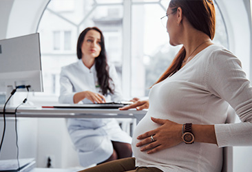 Schwangere im Beratungsgespräch mit ihrer Frauenärztin