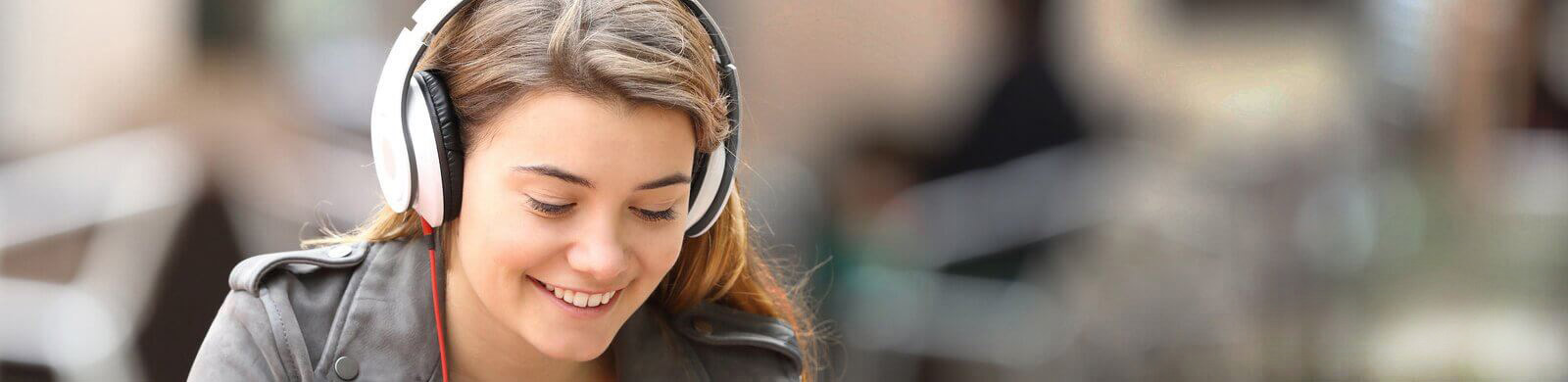 Slider: Junge Frau mit Kopfhörer