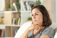 Nachdenkliche Frau mittleren Alters
