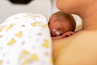 Bonding: Frühchen kuschelt mit Mutter