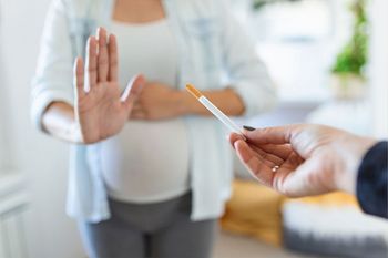 Schwangere lehnt angebotene Zigarette ab