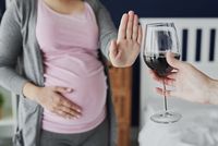 Schwangere lehnt Alkohol ab