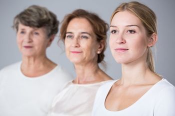 Junge Frau mit Mutter und Gro&szlig;mutter