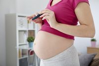 Schwangere Diabetikerin misst ihren Blutzucker