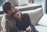 Junges Paar trauert nach Fehlgeburt