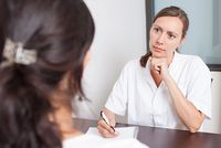 Frauenärztin hört ihrer Patientin aufmerksam zu