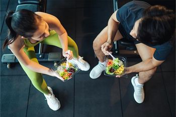 Junges Paar isst Salat nach dem Sport