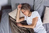 Mittelalte Frau schläft im Bett